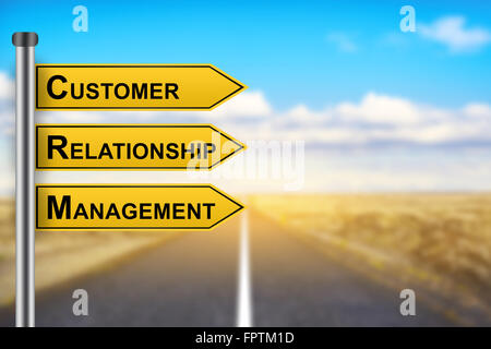 Gestion de la relation client ou CRM mots sur route jaune signe avec arrière-plan flou Banque D'Images