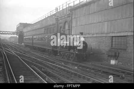 Un LBSCR1X Terrier 0-6-0T transporte une excursion ECR passé Brighton hangar avec un ECR d'excursion à Brighton (de Kemp Town) le 5 octobre 1952 Banque D'Images