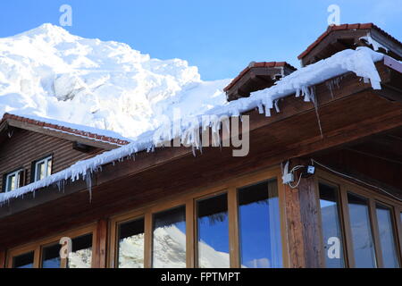 Glaçons pendant l'extérieur du bord de la toiture d'un chalet à Balea Lac, en hiver, dans les montagnes de Transylvanie, Faragas Banque D'Images