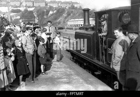 Un LBSCR1X 0-6-0T 32636 attend de quitter la gare de Brighton avec un ECR d'excursion à Brighton (de Kemp Town) le 5 octobre 1952 Banque D'Images