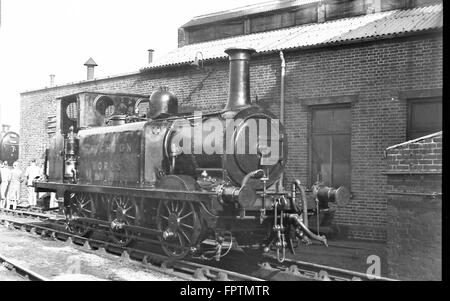 Un LBSCR1X 0-6-0T locomotive vapeur 377S (anciennement No35 Morden) comme Locomotive Works de Brighton en octobre 1952 Banque D'Images