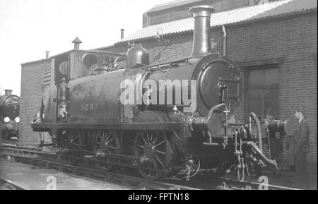 Un LBSCR1X 0-6-0T locomotive vapeur 377S (anciennement No35 Morden) comme Locomotive Works de Brighton en octobre 1952 Banque D'Images