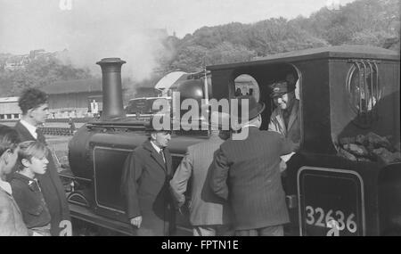 Un LBSCR1X 0-6-0T 32636 attend de quitter la gare de Brighton avec un ECR d'excursion à Brighton (de Kemp Town) le 5 octobre 1952 Banque D'Images