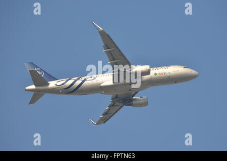 Middle East Airlines Airbus A320-214 Skyteam(WL) T7-MRD au départ de l'aéroport de Heathrow, Londres, UK Banque D'Images