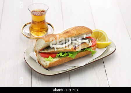 Le maquereau poisson sandwich et un verre de thé, turque Banque D'Images