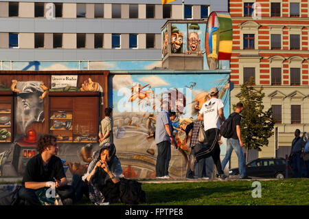 Allemagne, Berlin. Un après-midi de détente sur la pelouse de la East Side Gallery le long de la Spree. La East Side Gallery est un internat Banque D'Images