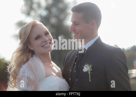 Close-up of a Bride and Groom smiling, Ammersee, Haute-Bavière, Bavière, Allemagne Banque D'Images