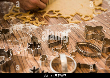 L'homme coupe les cookies de pâte, Munich, Bavière, Allemagne Banque D'Images