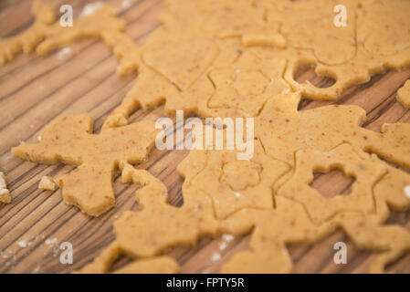 Mise en œuvre de la pâte et découper les biscuits de forme différentes avec différents coupeurs, Munich, Bavière, Allemagne Banque D'Images