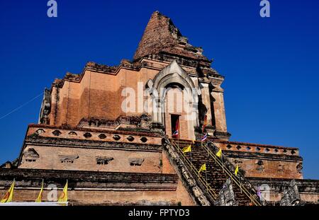 Chiang Mai, Thaïlande - 19 décembre 2012 : 1401 Chedi, endommagée par un tremblement de terre 1545, au Wat Chedi Luang Banque D'Images