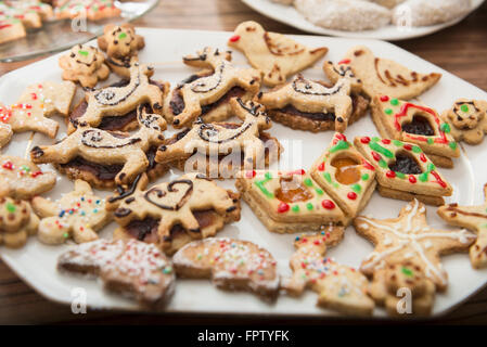 Close-up en forme de cookies différents dans une assiette, Munich, Bavière, Allemagne Banque D'Images