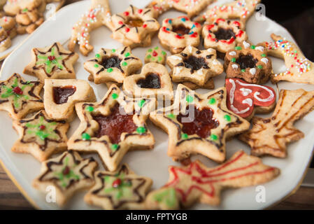 Close-up of cookies de forme différente dans une assiette, Munich, Bavière, Allemagne Banque D'Images