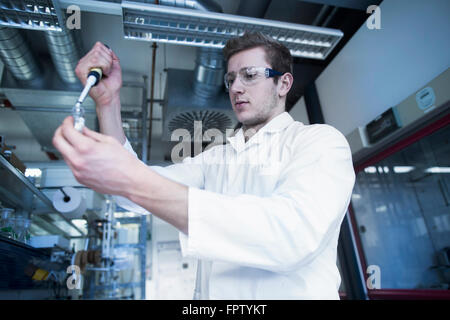 Jeune homme de travail scientifique dans un laboratoire de pharmacie, Freiburg im Breisgau, Bade-Wurtemberg, Allemagne Banque D'Images