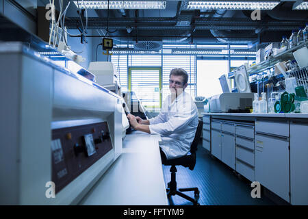 Jeune homme de travail scientifique dans un laboratoire de pharmacie, Freiburg im Breisgau, Bade-Wurtemberg, Allemagne Banque D'Images