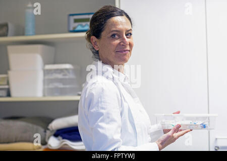 Portrait of a female doctor holding un médicament fort, Freiburg im Breisgau, Bade-Wurtemberg, Allemagne