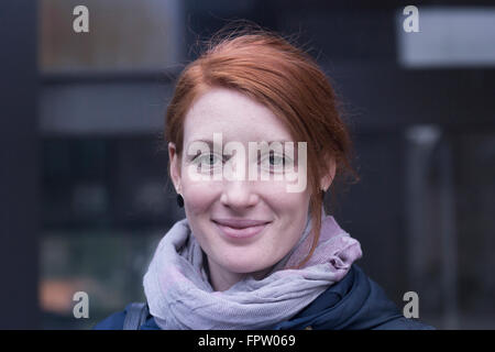 Portrait d'une jeune femme ingénieur dans une usine industrielle, Freiburg im Breisgau, Bade-Wurtemberg, Allemagne Banque D'Images