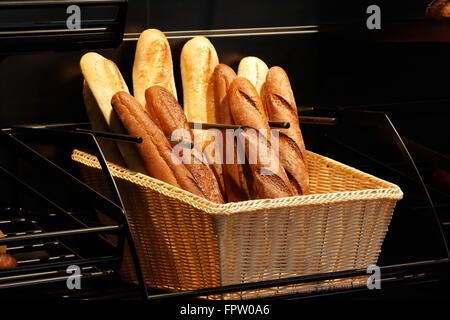 Certaines baguettes fraîches dans le panier à la boulangerie. L'accent peu profondes. Banque D'Images