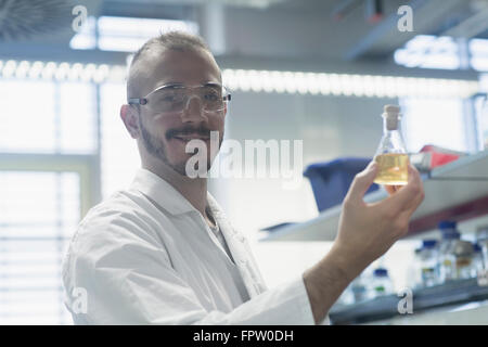 Les scientifiques qui travaillent dans un laboratoire, Freiburg im Breisgau, Bade-Wurtemberg, Allemagne Banque D'Images