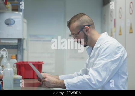 Jeune scientifique travaillant dans un laboratoire, Freiburg im Breisgau, Bade-Wurtemberg, Allemagne Banque D'Images