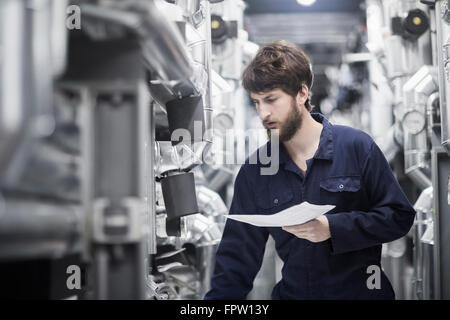 Jeune homme ingénieur travaillant dans une usine industrielle, Freiburg im Breisgau, Bade-Wurtemberg, Allemagne Banque D'Images