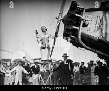 Années 1920 ANNE LINDBERGH FEMME DE L'aviateur Charles Lindbergh STANDING BAPTÊME AVION AVEC BOUTEILLE DE CHAMPAGNE Banque D'Images