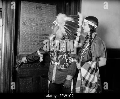 1930 Native American Indian COUPLE portant des vêtements traditionnels SE COIFFE DE PLUMES DE MARIAGE LICENCE BUREAU DU GREFFIER DU COMTÉ Banque D'Images