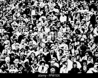 1960 POSTÉRISATION DE GRANDE FOULE À UN ÉVÉNEMENT SPORTIF BLEACHERS Banque D'Images