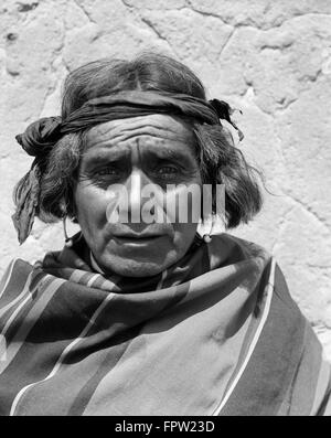 PORTRAIT 1930 Native American Indian MAN DU COCHITI PUEBLO À LA CAMÉRA AU NOUVEAU MEXIQUE USA Banque D'Images