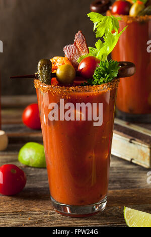 Bacon maison Vodka épicée Bloody Mary avec tomates, Olive et le céleri Banque D'Images