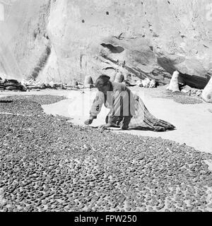 Années 1930 à genoux Native American Indian WOMAN DRYING NAVAJO CANYON DEL MUERTO PÊCHES ARIZONA USA Banque D'Images