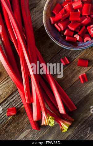 La rhubarbe rouge biologiques crus prêts à l'emploi Banque D'Images