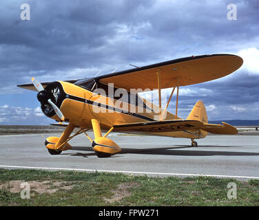 Jaune et noire de l'avion biplan sur le tarmac de l'aéroport Banque D'Images