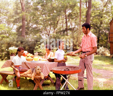 1970 AFRICAN AMERICAN FAMILY BACKYARD BAR-B-Que Mère Père Fils et Fille PISCINE Banque D'Images