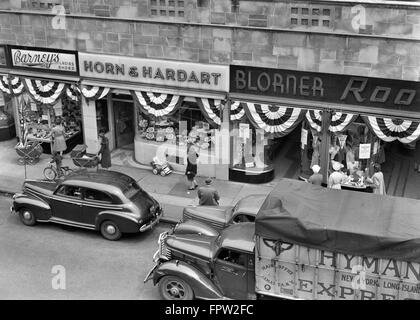 1940 STORE FRONTS décorés de guirlandes de parade, RUE MAIN 82e rue JACKSON HEIGHTS QUEENS NEW YORK CITY USA Banque D'Images