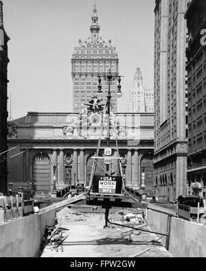 1930 CONSTRUCTION DE LA RUE EN FACE DE LA GARE GRAND CENTRAL AVEC WPA AGENCE SIGNE DÉPRESSION NEW YORK USA Banque D'Images