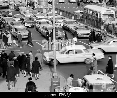 1960 INTERSECTION ACHALANDÉE TRAFIC VOITURES PIÉTONS TIMES SQUARE ET BROADWAY WEST 45TH STREET NEW YORK CITY USA Banque D'Images