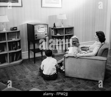 Années 1940 Années 1950 Mère Garçon Fille REGARDER LA TÉLÉVISION EN FAMILLE SÉJOUR Banque D'Images