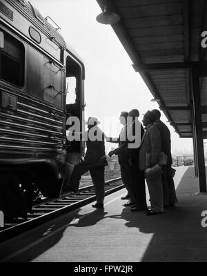 1960 MATIN LES NAVETTEURS D'HOMMES L'EMBARQUEMENT TRAIN Camden au New Jersey USA Banque D'Images