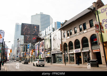 Yonge Street dans le centre-ville de Toronto est l'un de la rue la plus animée de la ville et est souvent désigné comme l'Ontario Rue principale Banque D'Images