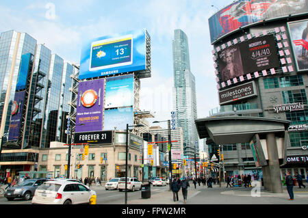 Dundas Yonge place commerciale éclairée par des panneaux publicitaires commerciaux Banque D'Images