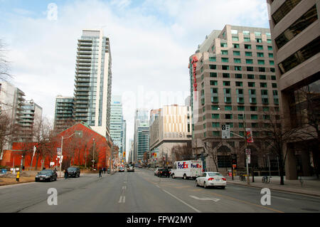 Bay Street, au centre-ville de Toronto à North et parallèle à la rue Yonge Banque D'Images