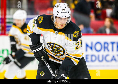 Bruins de Boston l'aile gauche Loui Eriksson (21) au cours de la LNH, match entre les Bruins de Boston et les Hurricanes de la Caroline au PNC Arena. Banque D'Images