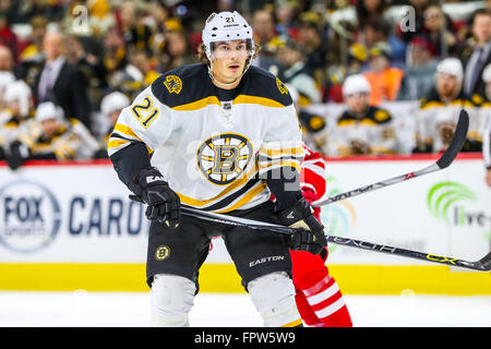 Bruins de Boston l'aile gauche Loui Eriksson (21) au cours de la LNH, match entre les Bruins de Boston et les Hurricanes de la Caroline au PNC Arena. Banque D'Images