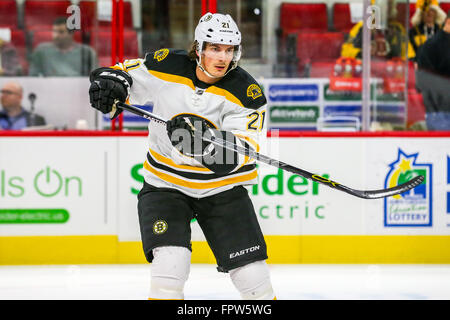 Bruins de Boston l'aile gauche Loui Eriksson (21) au cours de la LNH, match entre les Bruins de Boston et les Hurricanes de la Caroline au PNC Arena. Banque D'Images