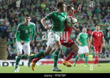 07 Sept 2015 - Euro 2016 Qualifications - Groupe F - Irlande du Nord 1 Hongrie 1. Le milieu de l'Irlande du Nord Corry Evans (13) batailles pour possession. Banque D'Images