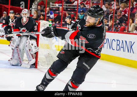 Les Hurricanes de la Caroline le défenseur Michal Jordan (47) au cours de la partie de la LNH entre le St Louis Blues et les Hurricanes de la Caroline au PNC Arena. Banque D'Images