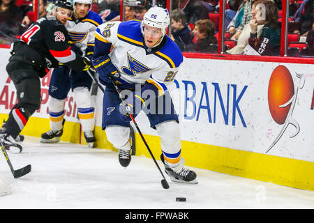 Blues de Saint-Louis centre Paul Stastny (26) au cours de la partie de la LNH entre le St Louis Blues et les Hurricanes de la Caroline au PNC Arena. Banque D'Images