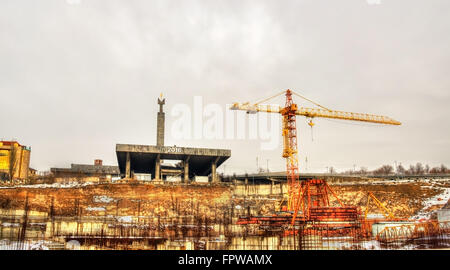 En construction au musée complexe cascade à Erevan Banque D'Images