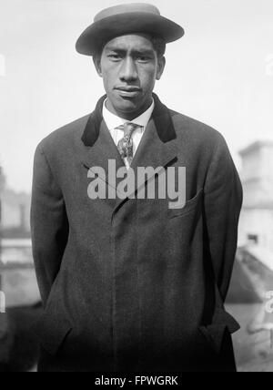 Duke Paoa Kahanamoku, surfeur légendaire et nageur olympique de Honolulu, Hawaii, est inclus dans la Hall of Fame, Swimming Hall of Fame, et le Temple de la renommée olympique du Canada. (Illustré ici en 1912 sur Voyage à New York pour les essais olympiques.) Banque D'Images