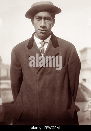 Duke Paoa Kahanamoku, surfeur légendaire et nageur olympique de Honolulu, Hawaii, est inclus dans la Hall of Fame, Swimming Hall of Fame, et le Temple de la renommée olympique du Canada. Kahanamoku est connu aujourd'hui comme le père de la voile et est souvent appelée simplement comme 'Le Duc.' (montré ici en 1912 sur Voyage à New York pour les essais olympiques.) Banque D'Images